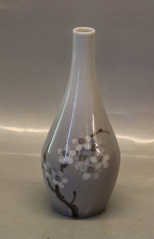 B&G Porcelain B&G 126-008 Art Nouveau Vase with Berry branch in flower 17 cm