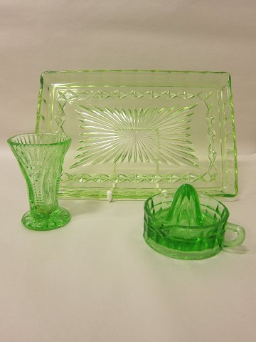 Presset grønt glas, bestående af bakke, vase og citronpresser.
Bakke: 29,5 x 19,5cm - Vase H: 10,5cm - Citronpresser: diam 9,5cm