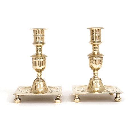 Large pair of candlesticks, brass. Denmark circa 
1740, Baroque. H: 22cm. Base: 14,5x15cm