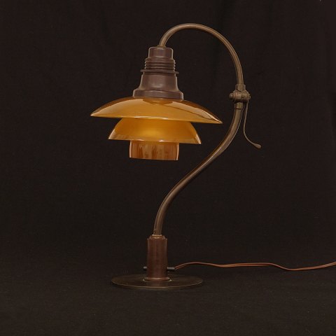 Poul Henningsen, 1894-1967, für Louis Poulsen: 
Tischlampe "Fragezeichen" PH 2/2
H: 39,5cm