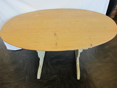 Langbord i oval form, fyrretræ
Meget smukt understel og smuk bordplade
L: 149cm, B: 98cm, H: 74cm