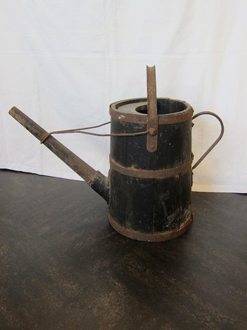 Watering can ("Dypkande")
Old watering can made of wood and iron with a long spout
Handle at the top and at the side
H: 49cm, Diam: 23cm, L: incl. the spout and the handle: 61cm