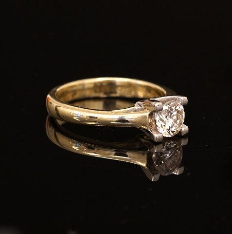 Ring with brillant cut diamond of circa 0,65ct. 
Ring 14ct Gold. Ringsize: 54