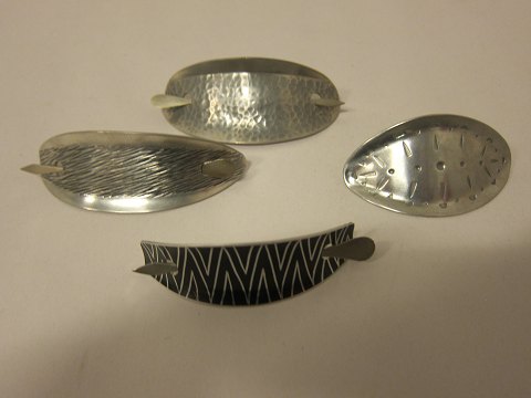 Hårspænder af Tin
Vintage smykker
Stemplet: Jørgen Jensen Denmark Pewter
Design: Jørgen Jensen 1895-1966
Sølvsmeden Jørgen Jensen (1895-1966), var Georg Jensen’s ældste søn
Vi har et bredt udvalg af tinsmykker