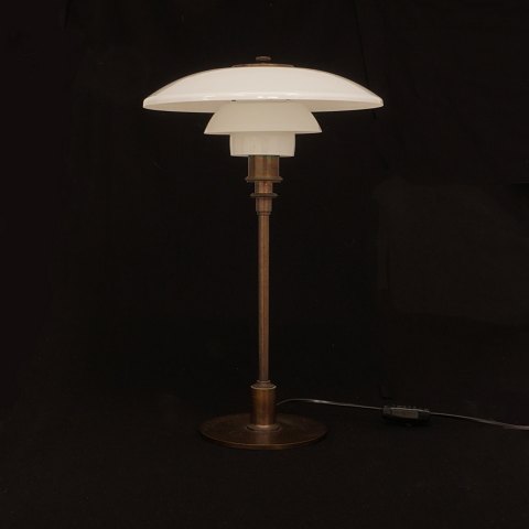 Poul Henningsen: PH 3/2-lampe med brunpatineret 
stel.
Produceret af Louis Poulsen.
H: 45cm