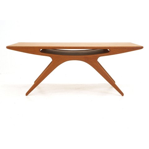 Danish design von Johannes Andersen. Tisch, "The 
Smile", Teak. Hergestellt um 1957. H: 51cm. L: 
134cm. B: 51cm