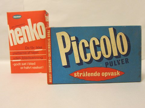 Vaskepulverpakke og opvaskepulverpakke "Piccolo" og Henko" 
Pakkerne er med originalt indhold og originalt papir
Specielle tekster på pakkerne
Piccolo 19cm x 11,5cm x 8cm
Henko: 18,5cm x 11,5cm x 4cm
God stand
Vi har et stort udvalg af gamle købmand