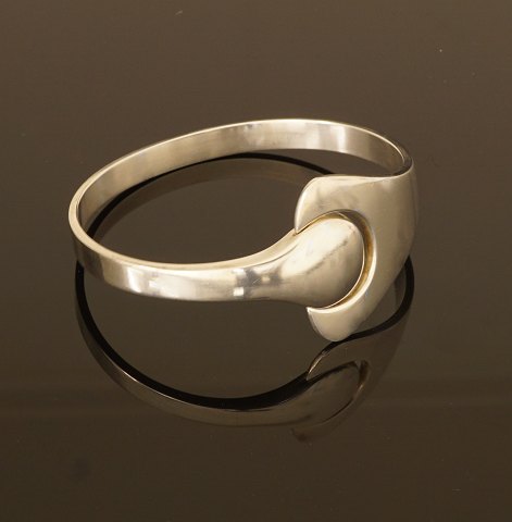 Hans Hansen: Oval armbøjle i sterling sølv. Kan 
åbnes. Stemplet Hans Hansen Denmark. Indvendige 
mål af bøjle: 5,6x5cm. V: 33gr