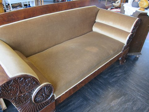 Sofa, Biedemeier
Smukt udsmykket og med løse ruller
1800-1850
L: 209cm (181cm ved fødderne)
H: 95cm, sædehøjde: 51cm 
Pæn stand, dog med lidt pletter på stof og få finerskader