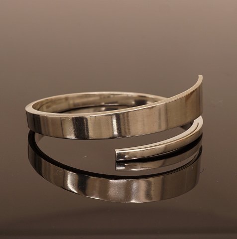 Georg Jensen: Armring i sterlingsølv. 6,7x6,7cm. 
V: 50gr