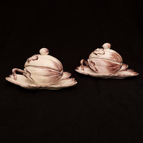 Pair of Swedish rococo melon tureens, faience. 
Signed. Rörstrand, Sweden, circa 1773. L: 23cm. H: 
11cm