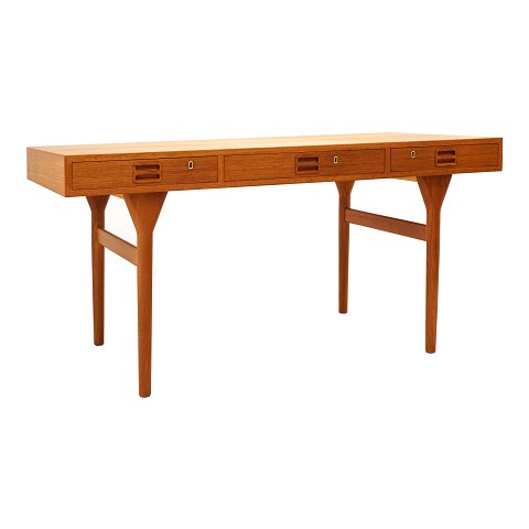 Nanna Ditzel, 1923-2005: Schreibtisch, Teak, mit 
drei Schubladen. Guter Zustand. Neue Beschläge. H: 
74,5cm. Platte: 75x145cm