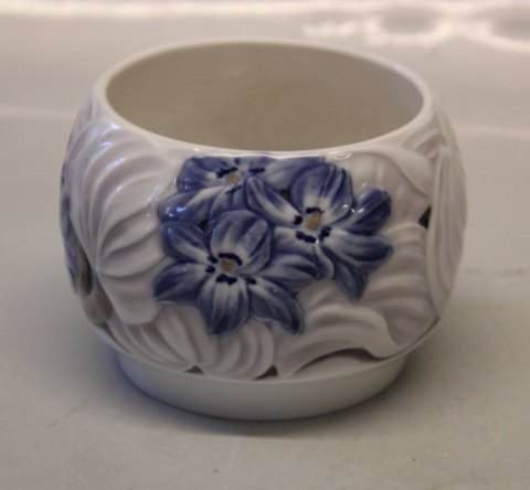 B&G Porcelain B&G 1168 Vase flowers in relief 10 x 14 cm Effie 
Hegermann-Lindenkrone Painter MH
