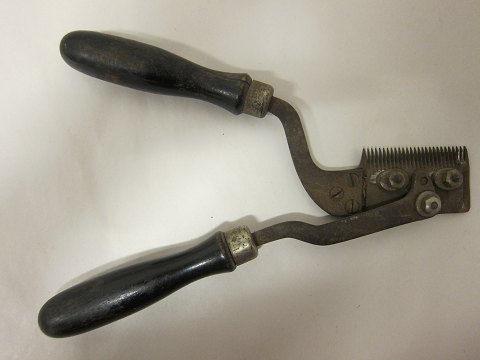 Hårtrimmer
Gammel hårtrimmer
L: 26cm, B: 10-18cm
Vi har et stort udvalg af gammelt barbergrej, frisørudstyr o.l.
Kontakt os for yderligere information