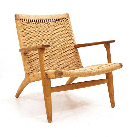 Hans J. Wegner: Armstuhl, Eiche, CH 25. Produziert 
von Carl Hansen