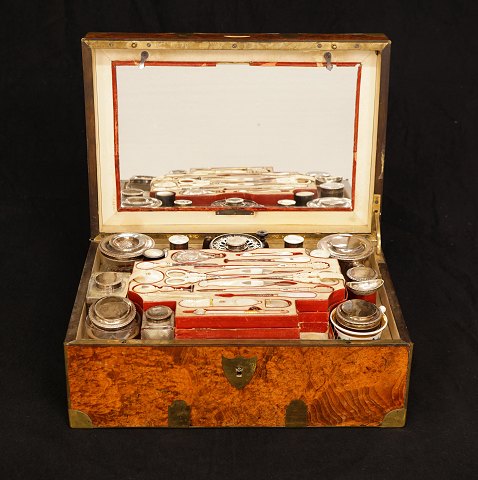 An almost complete  Toilet-Box with circa 50 
pieces. France circa 1880. H: 16cm. W: 38cm. D: 
26cm