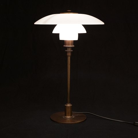 Poul Henningsen: PH 3/2-lampe, produceret af Louis 
Poulsen. Brunpatineret stel.  H: 45cm