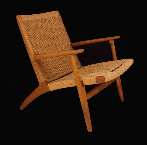 Hans J. Wegner: Easy chair, CH 25, oak. Produced 
by Carl Hansen & Søn, Denmark