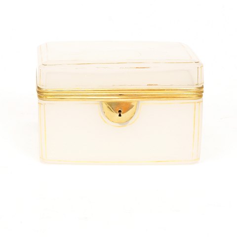 Sugarbox of white opal glass. France circa 1840. 
H: 9,5cm. W: 14,5cm