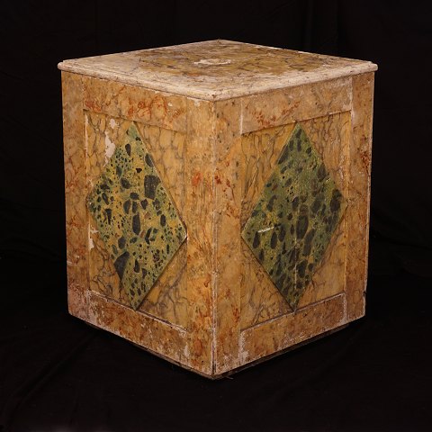 Originaldekoriertes Piedestal. Schweden um 1860. 
H: 67cm. 52x52cm