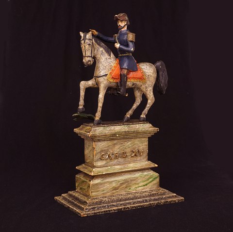 Rytterfigur forestillende Carl XV, 1826-72, til 
hest. Fremstillet i træ. H: 48cm