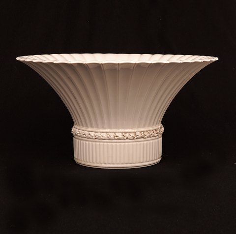 Arno Malinowski, 1899-1976, for Royal Copenhagen: 
A large comport. H: 20cm. D: 37cm