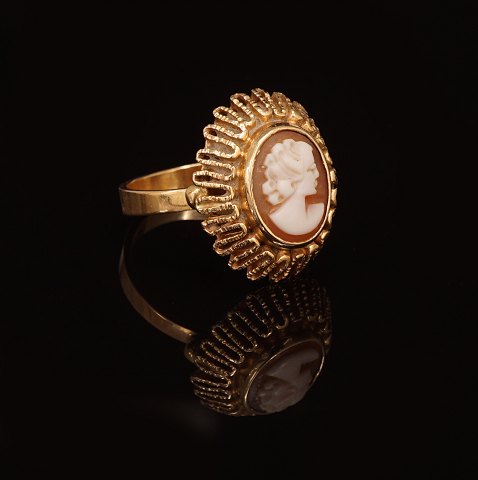 Jørgen Larsen, Kopenhagen: Camé Ring in 14kt Gold. 
Ringgr. 55-56