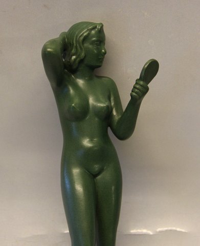 Keramik fra P. Ipsens Enke Kgl. Hof. Terracottafabrik 1843-1955 931 V 
Håndspejlet  - Kvinde med spejl ca 22 cm Volmer Bahner