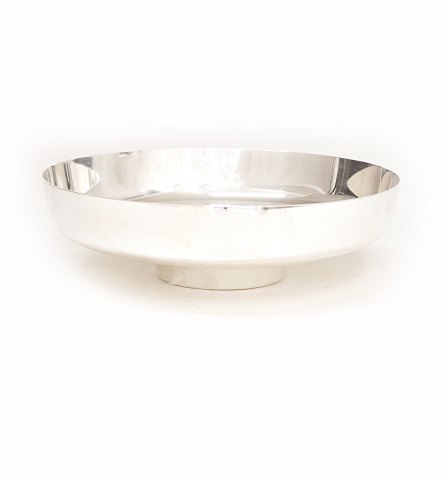 Henning Koppel for Georg Jensen: Bowl of 
sterlingsilver. #1132B. H: 5cm. D: 16,6cm. W: 
344gr