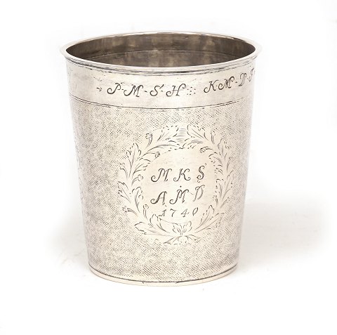 A large 18th century silver cup. Made by B. 
Christoffersen der Weide, Horsens, Denmark, 
1697-1747
Dated 1740. H: 10cm. W: 157gr