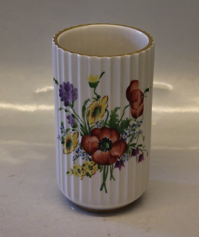 Lyngby Original klassisk 99-17 Hvid riflet vase med blomsterdekoration og guld 
12 cm