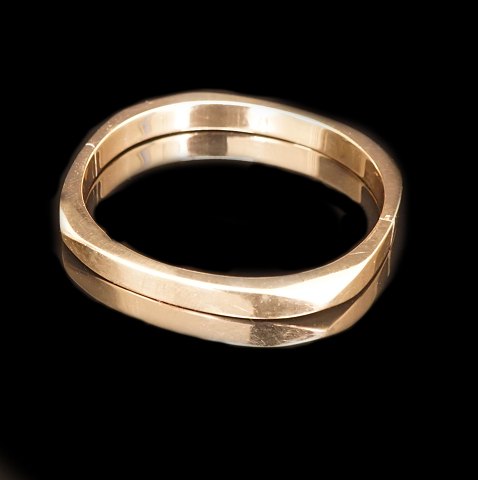 Oplukkelig armring i 14kt guld. Indvendige mål: 
5,1x5,8cm. V: 15,3gr