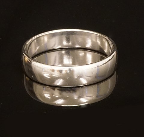 John Rørvig, Kopenhagen: Breiter armring, 
Sterlingsilber. D innen: 6,5cm. G: 42gr