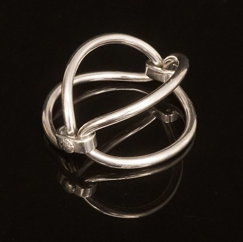 Hans Hansen, Dänemark: Armband, Sterlingsilber. 
Masse innen: 5,3x5,3cm