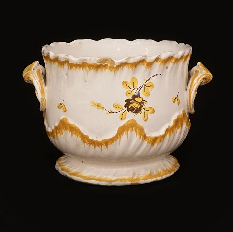 An 18th century yellow decorated faience wine 
basket. Signed Rörstrand, Sweden, 14.10.1773. H: 
12,6cm