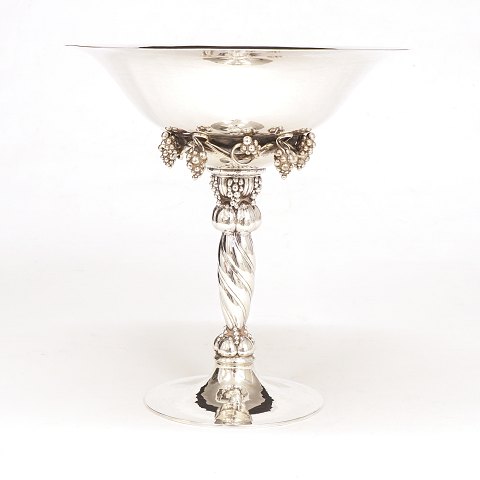 Georg Jensen: Traubenaufsatz in Sterlingsilber. 
#264A. H: 26,6cm. D: 25,2cm. G: 1.160gr