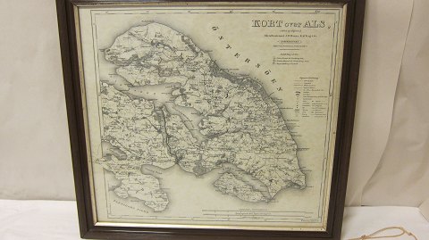 Gammelt kort over Als
Udført og udgivet af Oberstlieutenant j.H.Mansa, R. af D. og S. Sv., 
eneberettiget
Trykt i Em. Bærentzen & Co. Lith. Inst. 1870
47,5cm x 44,5cm
Mahognimalet ramme
God stand