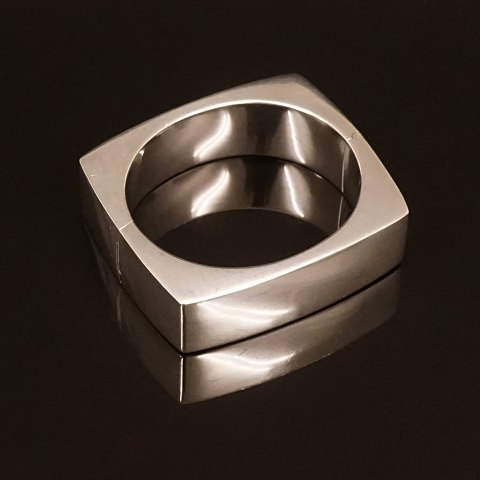 Hans Hansen, Denmark: Armring in Sterlingsilber 
mit Schliesse. Gestempelt. Grösse innen: 5,3x6cm. 
G: 78gr