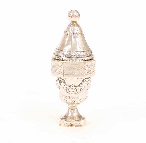 Martin Hinrich Petersen, 1784-1824, Haderslev, 
Denmark: A silver vinaigrette. Stamped. H: 9,5cm