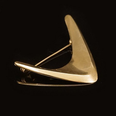 Herman Siersbøl, Denmark: A14kt gold brooch. Size: 
4x4,8cm