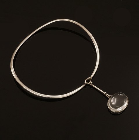 Vivanne Torun Bülow-Hübe für Georg Jensen: A 
sterlingsilver necklace with a rock crystal. 
Designed 1955