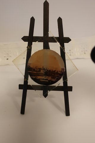 Fotoramme
Dekorativ fotoramme af træ med glas foran foto
Begyndelsen af 1900-tallet
19cm x 5cm (8,5cm)
Det prospekt, som eksisterer i rammen er fra Haderslev
Vi har et stort udvalg af gamle/antikke rammer
Kontakt os venligst for yderligere info