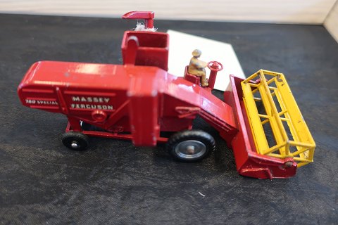 For samleren:
Høstmaskine inkl. fører
Massey Ferguson 780 Special Combine
Harvester No. 5
Lesney Matchbox 
Produktionstekst i bunden Se fotos
God stand efter alder