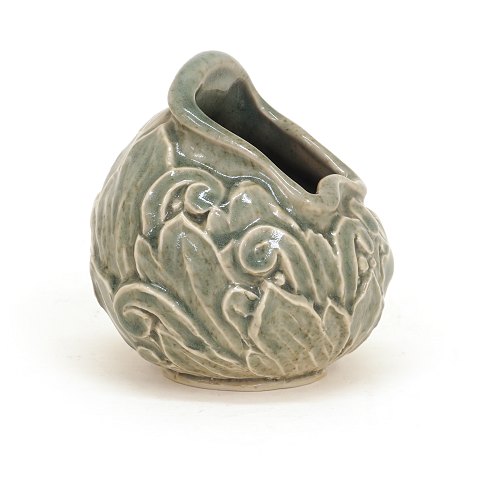 Svend Hammershøi for Herman A. Kählers værksted: 
Vase med stiliseret bladværk i relief. Dateret 
1913. Signeret. H: 12cm