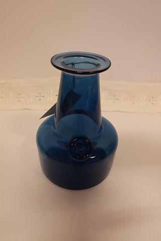 Vase fra Kastrup Glasværk
Fra Capri Serien, klart blåt glas
Blå vase med segl med initialerne "JB"
Design: Jacob E. Bang
Produceret på Fyns Glasværk i 1961
H: 17cm
Diam i bund: 11,5cm
Flot stand