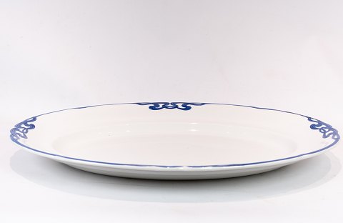 Ovale dish in Blue Olga.
5000m2 showroom.
