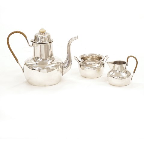 A. Michelsen, Kopenhagen: Kaffeegeschirr aus 
Sterlingsilber. Datiert 1947. H Kanne: 16cm. G: 
744gr