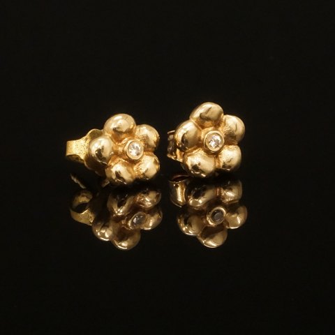 A pair of 14kt gold earrings by Ole Lynggaard, 
Copenhagen. D: 8mm