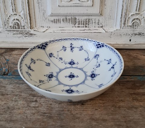 Royal Copenhagen Musselmalet halvblonde salatfadNo. 512 - 3. sortering