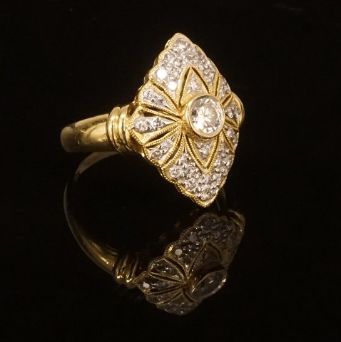 Art deco ring i 18kt guld prydet med diamanter. 
Centerdiamant ca. 0,25ct. Ringstr. 58